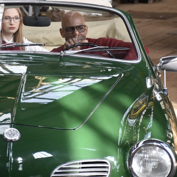 2 Männer und eine Frau sitzen in einem grünen Auto und blicken von sich aus nach links - Bild 2