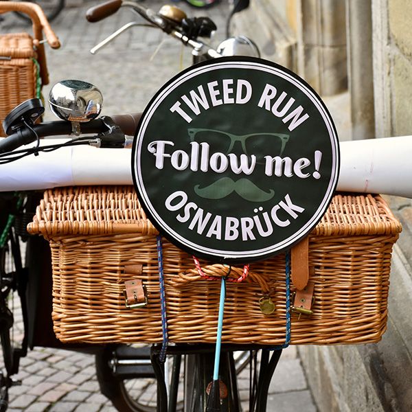 Fahrrad mit Binsenkorb-Kiste und Tween Run Osnabrück Follow me! Etikett - Tweet Run 2021