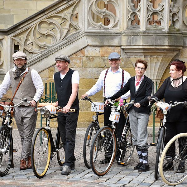 Menschengruppe mit Fahrrädern vor Kirchgebäude (Ausschnitt) - Tweet Run 2021
