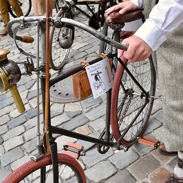 Mann hält altes Fahrrad - Tweet Run 2021